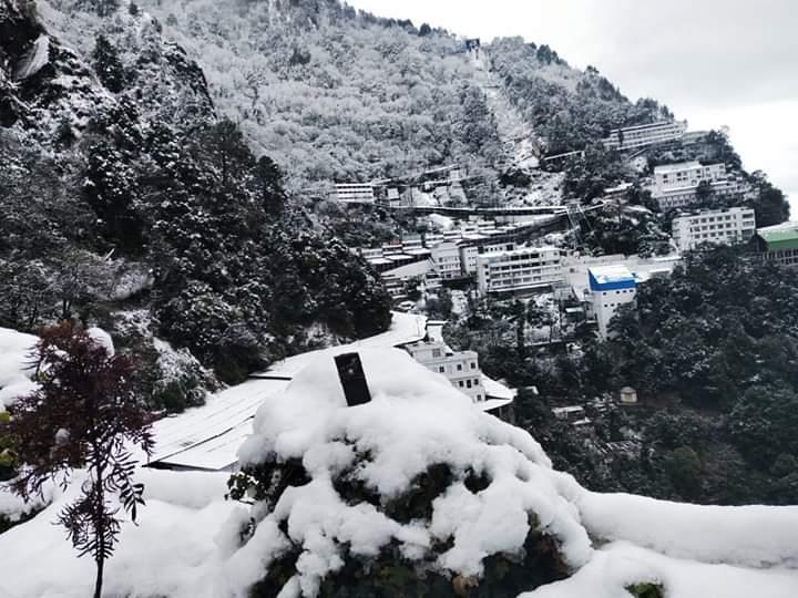 Glimpses from Bhawan Shri Mata Vaishno Devi after it receives snowfall on 05/01/2019...🙏🏻🙏🏻Jai Mata Di🙏🏻🙏🏻