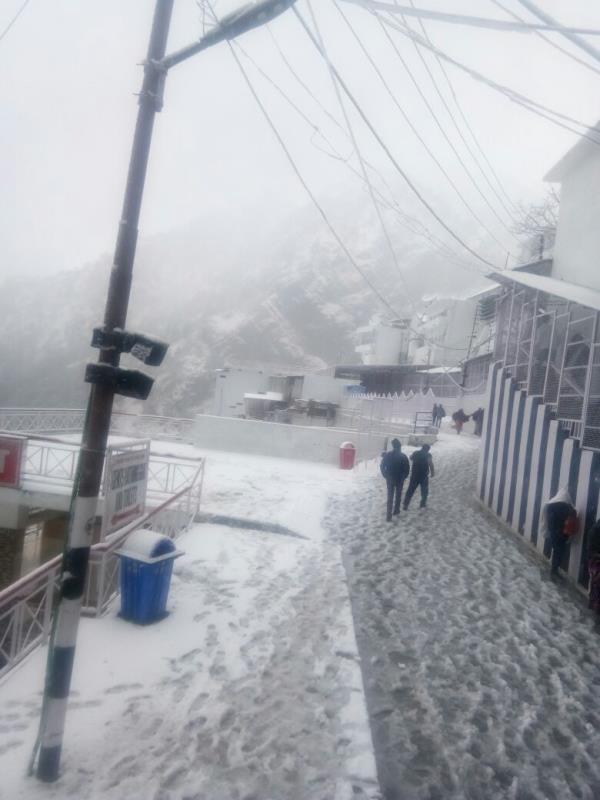 Fresh snowfall started at Bhawan Shri Mata Vaishno Devi