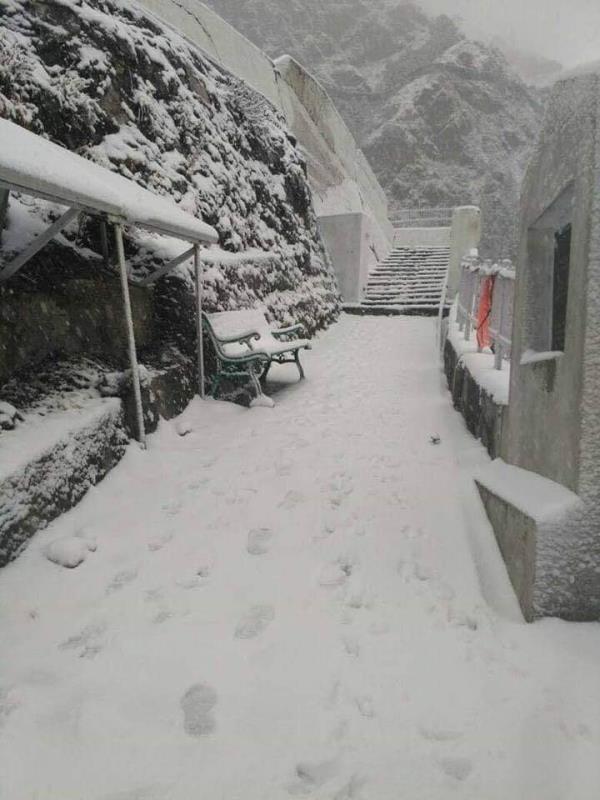 Fresh snowfall started at Bhawan Shri Mata Vaishno Devi on 12/12/2018...Jai Mata Dii