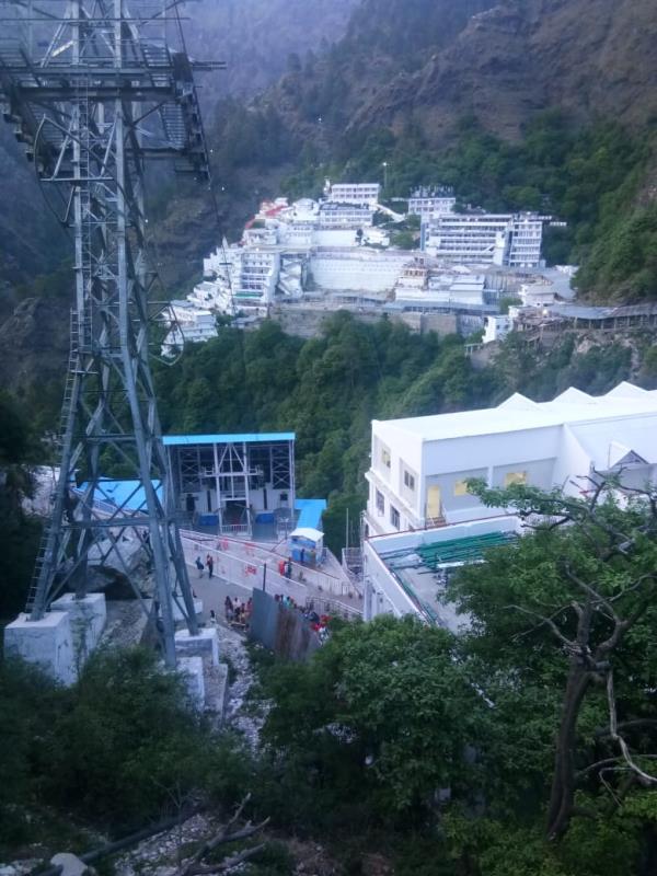 ।।अाज अभी अभी संध्याकालीन मां के भवन पर सोहने सुंदर मौसम के नज़ारे।। ।। जय माता दी जी ।।