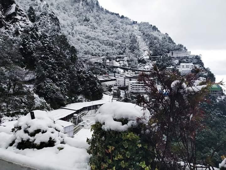 Glimpses from Bhawan Shri Mata Vaishno Devi after it receives snowfall on 05/01/2019...🙏🏻🙏🏻Jai Mata Di🙏🏻🙏🏻
