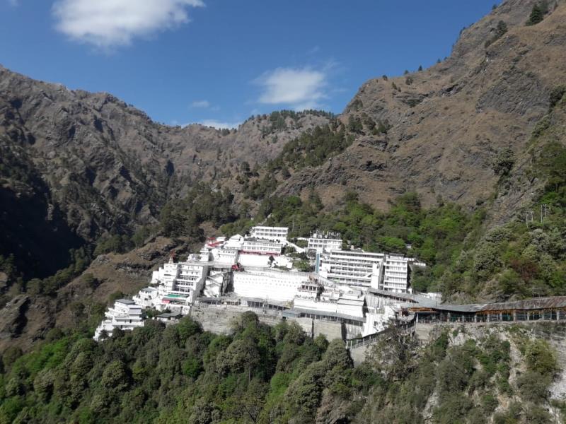 ।।अाज अभी अभी संध्याकालीन मां के भवन पर सोहने सुंदर मौसम के नज़ारे।। ।। जय माता दी जी ।।