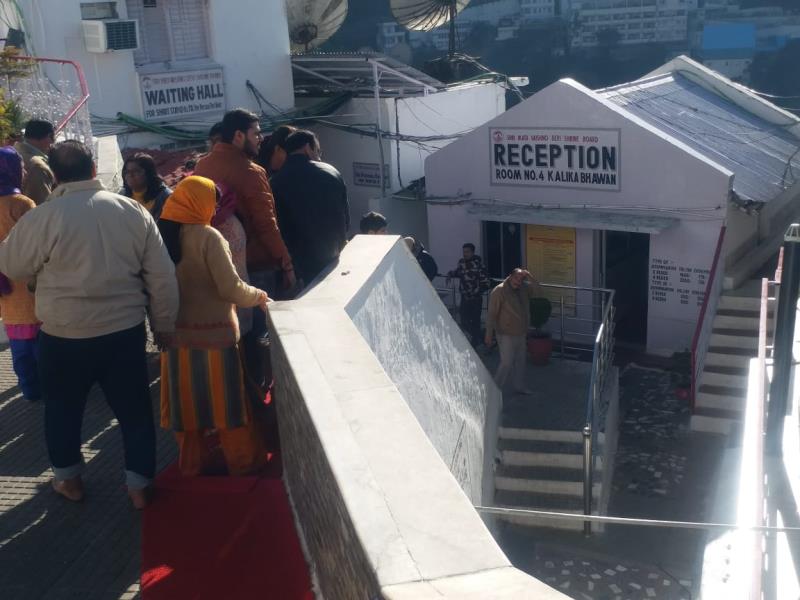 अाज अभी अभी संध्याकालीन मां के भवन पर सोहने सुंदर मौसम के नज़ारे।। ।। जय माता दी जी ।।