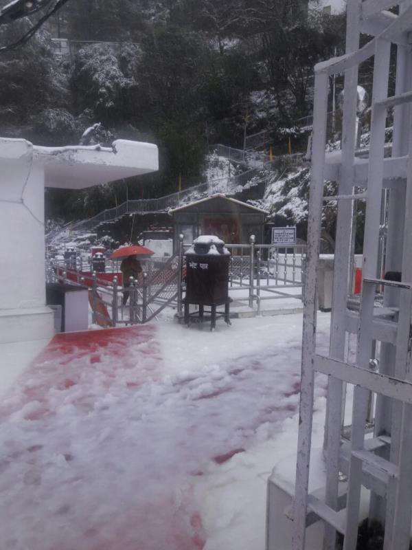 Fresh snowfall started at Bhawan Shri Mata Vaishno Devi