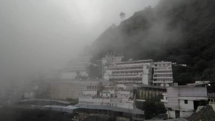 ।।अाज 24/07/2018 अभी अभी संध्याकालीन मां के भवन पर सोहने सुंदर मौसम के नज़ारे।। ।। जय माता दी जी ।।