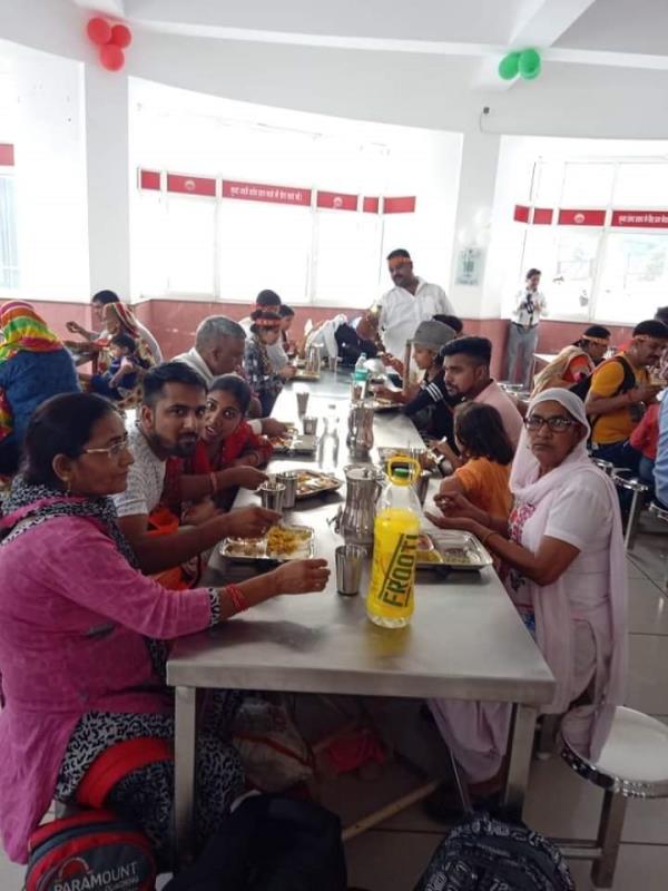 Shri Mata Vaishno Devi Shrine Board Katra started a free Langar for Vaishno Devi pilgrams on picturesque Tarakote Marg (new route) between Katra- Adhkuwari. This facility will be available to the pilgrims 24X7. 🙏🏻Jai mata di 🙏🏻