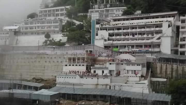 ।।अाज 24/07/2018 अभी अभी संध्याकालीन मां के भवन पर सोहने सुंदर मौसम के नज़ारे।। ।। जय माता दी जी ।।