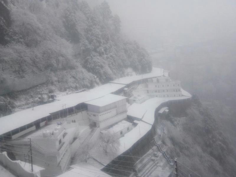 Fresh snowfall started at Bhawan Shri Mata Vaishno Devi