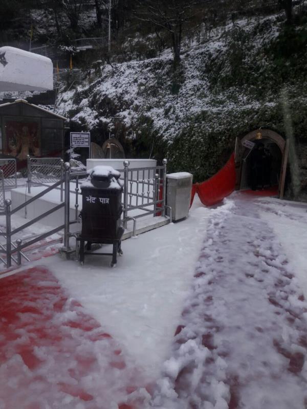 Fresh snowfall started at Bhawan Shri Mata Vaishno Devi