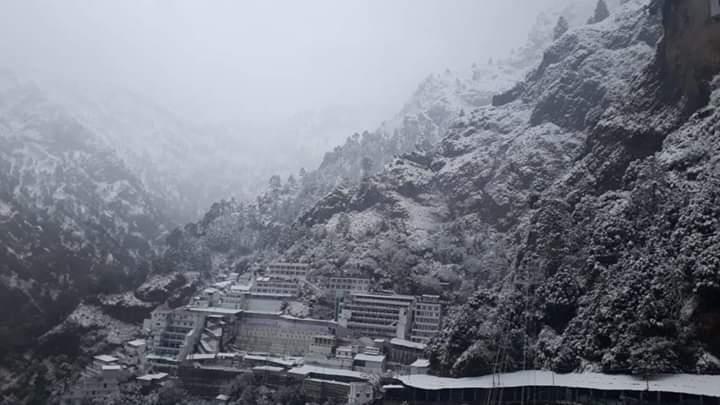 Glimpses from Bhawan Shri Mata Vaishno Devi after it receives snowfall on 05/01/2019...🙏🏻🙏🏻Jai Mata Di🙏🏻🙏🏻